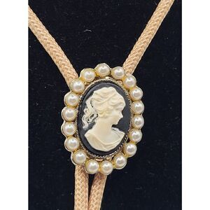 Vintage-Style Bolo Tie Cameo Pendant Imitation Pearls 32in